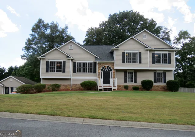 Photo 3 of Single family home for sale at 102 Chestnut Hl Dr, Canton, GA 30114 | MLS# 10843991 | Listing updated on 2026-09-25