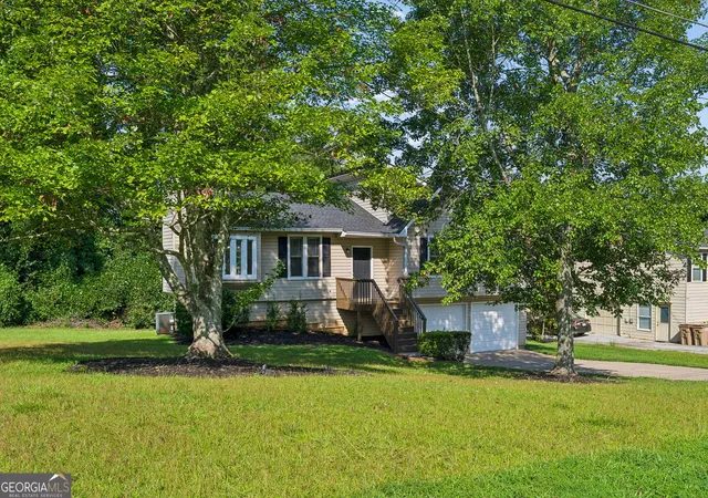 Photo 2 of Single family home for sale at 1015 Malibu Dr, Marietta, GA 30066 | MLS# 10838891 | Listing updated on 2026-09-18