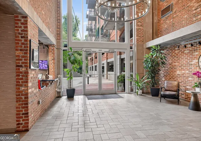 Listing Photo 4 - Condo for sale in building located at 3235 Roswell Rd, Atlanta, GA 30305 - Unit #602