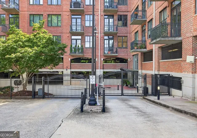 Listing Photo 2 - Condo for sale in building located at 3235 Roswell Rd, Atlanta, GA 30305 - Unit #602