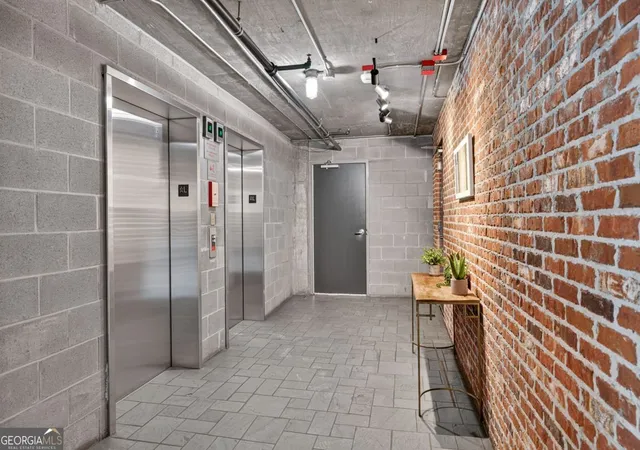 Listing Photo 5 - Condo for sale in building located at 3235 Roswell Rd, Atlanta, GA 30305 - Unit #602