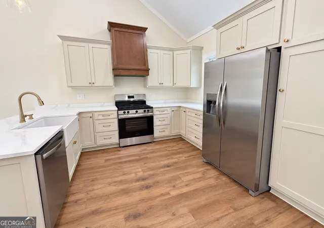 Photo 2 of Single family home for sale at 420 Lake Pl Dr, Lavonia, GA 30553 | MLS# 10848511 | Listing updated on 2026-09-18