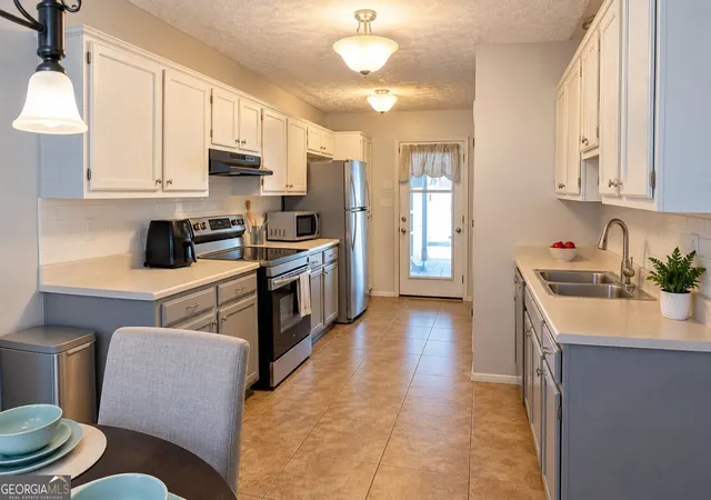 Photo 2 of Single family home for sale at 180 Oakwood Cir, Stockbridge, GA 30281 | MLS# 10849001 | Listing updated on 2026-10-02