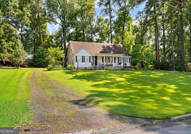 Photo 3 of Single family home for sale at 606 Woodland Dr, Dalton, GA 30721 | MLS# 10846159 | Listing updated on 2026-09-26