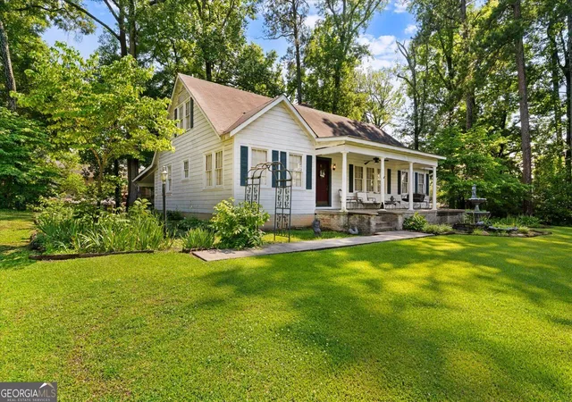 Photo 4 of Single family home for sale at 606 Woodland Dr, Dalton, GA 30721 | MLS# 10846159 | Listing updated on 2026-09-26