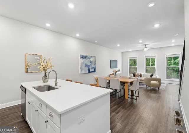 Photo 4 of Townhouse for sale at 857 Constellation Dr, Decatur, GA 30033 | MLS# 10849532 | Listing updated on 2026-09-23