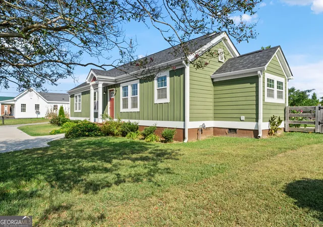 Photo 3 of Single family home for sale at 261 Lagrange St, Newnan, GA 30263 | MLS# 10840559 | Listing updated on 2026-09-20