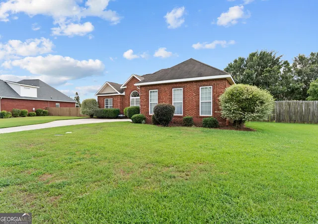 Photo 2 of Single family home for sale at 223 Loudon Hl Dr, Warner Robins, GA 31088 | MLS# 10842130 | Listing updated on 2026-09-09