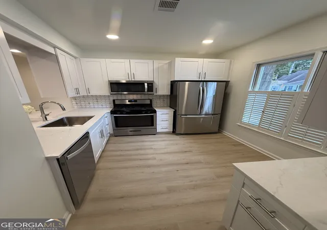 Listing Photo 5 - Condo for sale in building located at 183 Victoria Wy, Roswell, GA 30075 - Unit #183