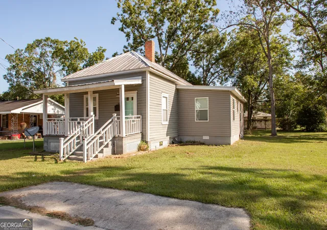 Photo 1 of Single family home for sale at 325 Glass St, Waycross, GA 31503 | MLS# 10850866 | Listing updated on 2026-10-20