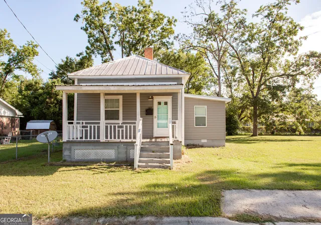 Photo 1 of Single family home for sale at 325 Glass St, Waycross, GA 31503 | MLS# 10850866 | Listing updated on 2026-10-20
