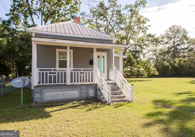 Photo 2 of Single family home for sale at 325 Glass St, Waycross, GA 31503 | MLS# 10850866 | Listing updated on 2026-10-20