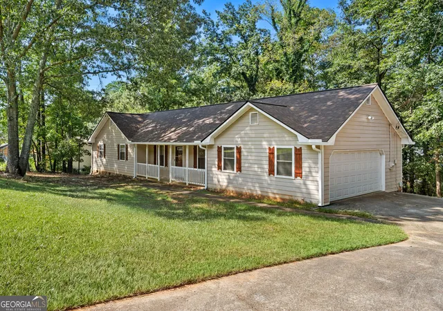 Photo 3 of Single family home for sale at 212 Farmbrook Pkwy E, Stockbridge, GA 30281 | MLS# 10841623 | Listing updated on 2026-10-02