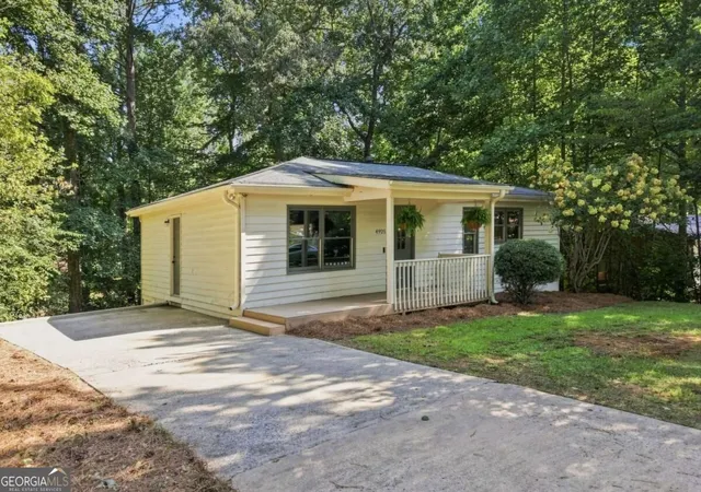 Photo 4 of Single family home for sale at 4925 Oak Grv Dr, Cumming, GA 30040 | MLS# 10838483 | Listing updated on 2026-09-16