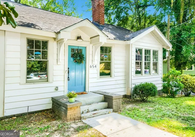 Photo 2 of Single family home for sale at 654 Gillette Ave Sw, Atlanta, GA 30310 | MLS# 10842992 | Listing updated on 2026-09-10