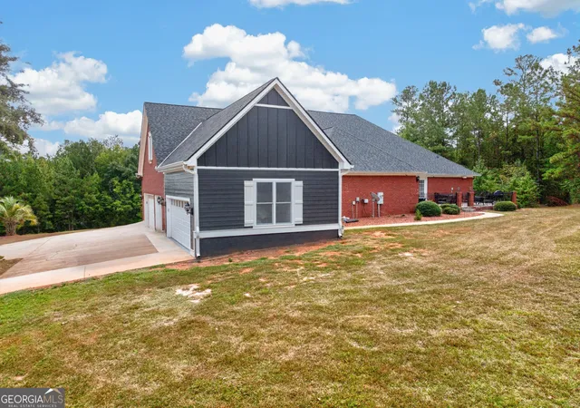Photo 3 of Single family home for sale at 128 Lakemere Ln NW, Milledgeville, GA 31061 | MLS# 10851959 | Listing updated on 2026-10-07