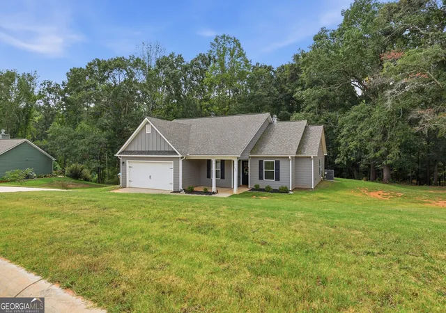 Photo 2 of Single family home for sale at 122 Pecan St, Danielsville, GA 30633 | MLS# 10840911 | Listing updated on 2026-09-19