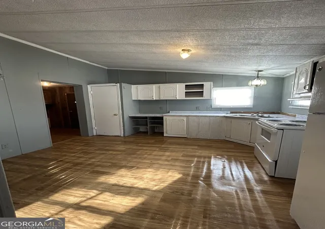 Photo 3 of Manufactured home for sale at 100 Greenview Dr, Mcdonough, GA 30253 | MLS# 10846656 | Listing updated on 2026-09-30