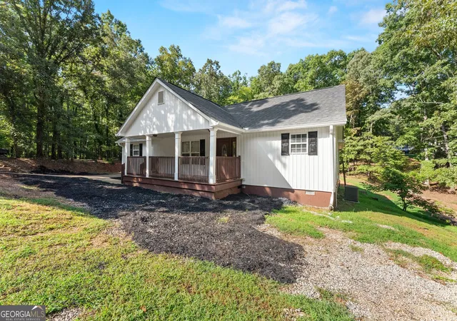 Photo 3 of Single family home for sale at 3528 Looper Lake Rd, Gainesville, GA 30506 | MLS# 10838276 | Listing updated on 2026-09-21