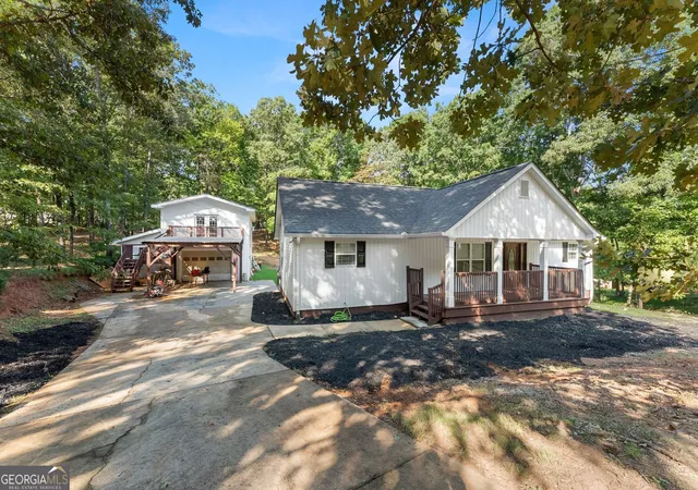 Photo 4 of Single family home for sale at 3528 Looper Lake Rd, Gainesville, GA 30506 | MLS# 10838276 | Listing updated on 2026-09-21