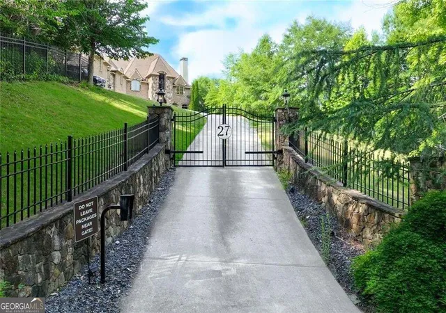 Photo 1 of Mansion for sale at 453 Londonberry Rd Nw, Atlanta, GA 30327 | MLS# 10850960 | Listing updated on 2026-09-24