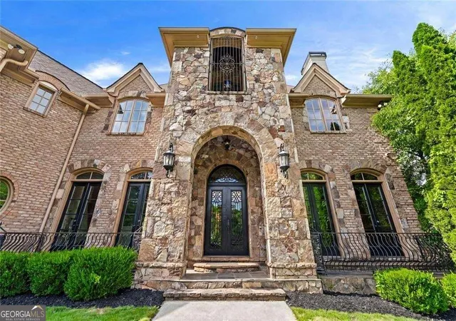 Photo 2 of Mansion for sale at 453 Londonberry Rd Nw, Atlanta, GA 30327 | MLS# 10850960 | Listing updated on 2026-09-24