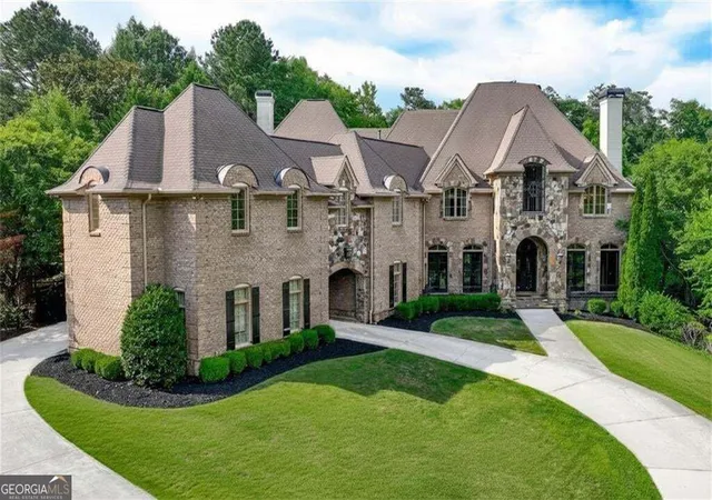 Photo 3 of Mansion for sale at 453 Londonberry Rd Nw, Atlanta, GA 30327 | MLS# 10850960 | Listing updated on 2026-09-24