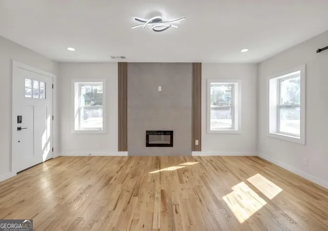 Photo 2 of Single family home for sale at 1427 Lorenzo Dr Sw, Atlanta, GA 30310 | MLS# 10850157 | Listing updated on 2026-10-04