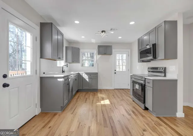 Photo 3 of Single family home for sale at 1427 Lorenzo Dr Sw, Atlanta, GA 30310 | MLS# 10850157 | Listing updated on 2026-10-04