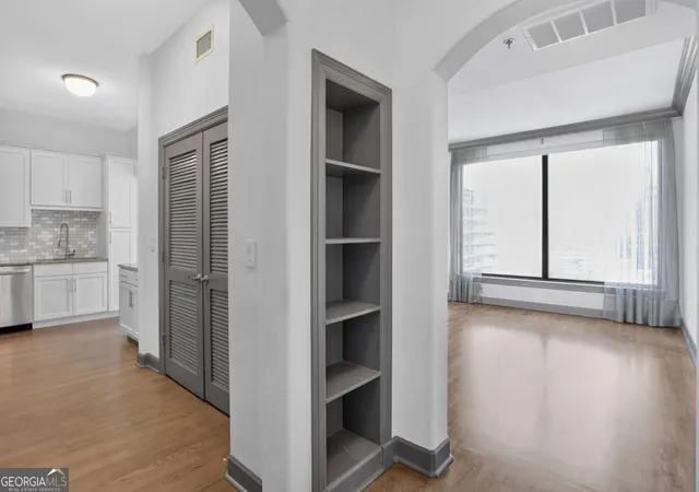 Listing Photo 4 - Condo for sale in building located at 3445 Stratford Rd Ne, Atlanta, GA 30326 - Unit #2604