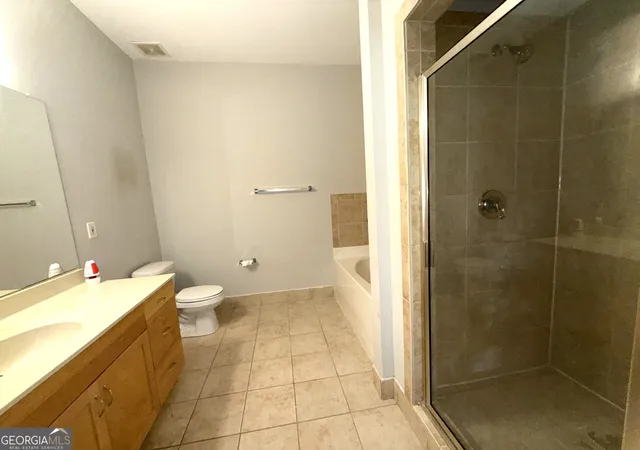 Photo 3 of Condo for sale at 870 Mayson Turner Rd NW #1001, Atlanta, GA 30314 | MLS# 10847880 | Listing updated on 2026-09-18