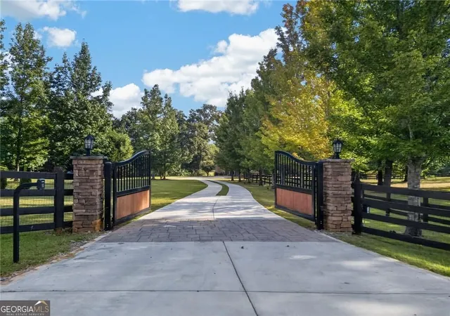 Photo 2 of Mansion for sale at 456 E Valley Rd Ne, Rydal, GA 30171 | MLS# 10840527 | Listing updated on 2026-09-26