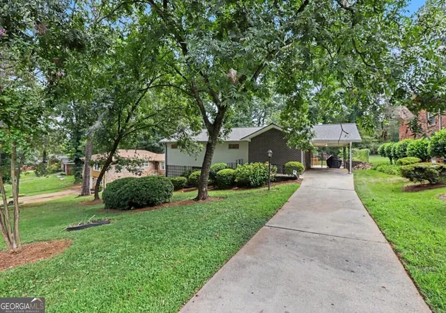 Photo 3 of Single family home for sale at 2213 Doris Dr, Decatur, GA 30034 | MLS# 10843137 | Listing updated on 2026-09-15