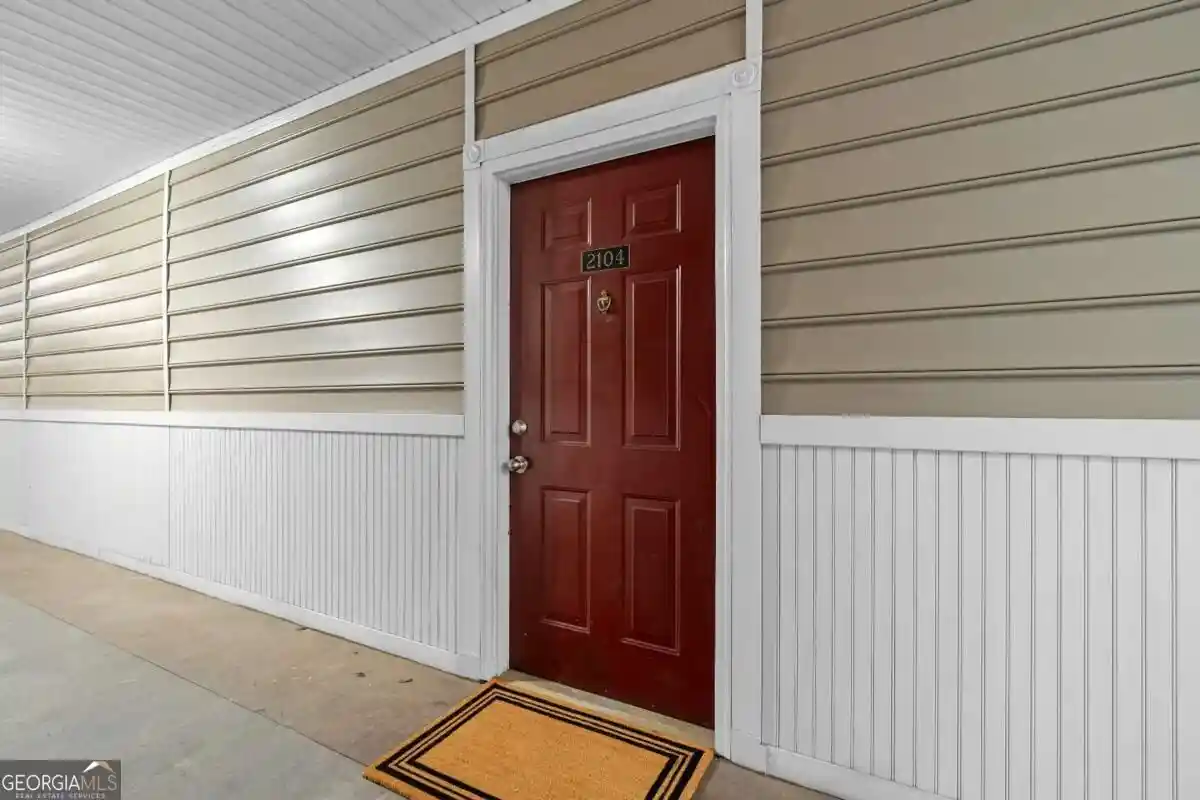 Listing Photo 2 - Condo for sale in 2700 Pine Tree Rd Ne located at 2700 Pine Tree Rd Ne, Atlanta, GA 30324 - Unit #2104