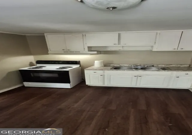 Listing Photo 5 - Condo for sale in building located at 216 Alabama St, Griffin, GA 30223