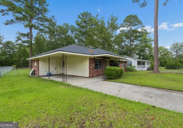 Photo 3 of Single family home for sale at 200 Becky St, Hinesville, GA 31313 | MLS# 10839731 | Listing updated on 2026-09-19