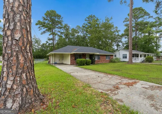 Photo 4 of Single family home for sale at 200 Becky St, Hinesville, GA 31313 | MLS# 10839731 | Listing updated on 2026-09-19