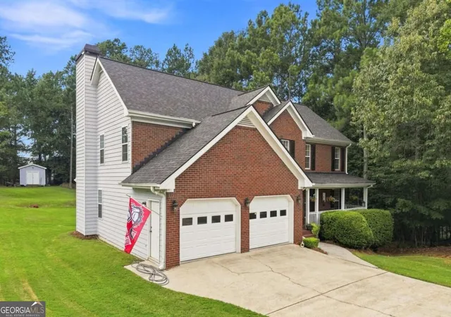 Photo 3 of Single family home for sale at 5821 Silverthorn Dr, Flowery Branch, GA 30542 | MLS# 10841065 | Listing updated on 2026-09-23