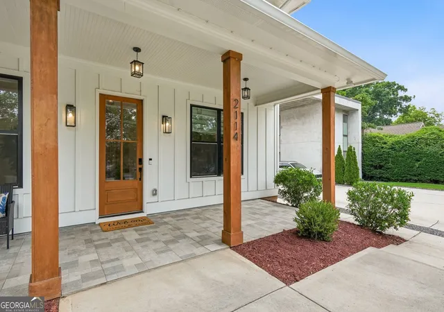 Photo 4 of Single family home for sale at 2114 Memorial Dr SE, Atlanta, GA 30317 | MLS# 10849540 | Listing updated on 2026-10-03