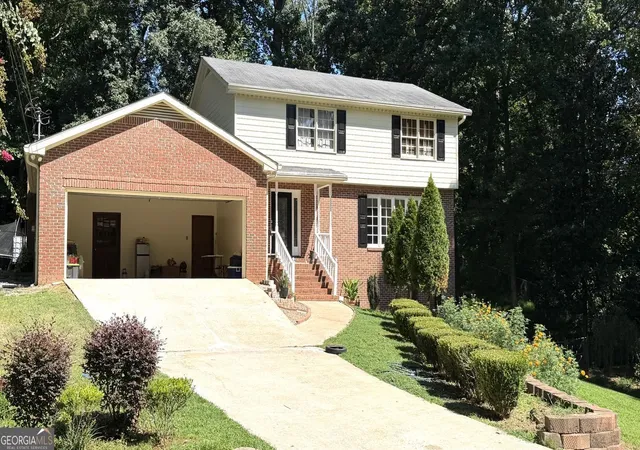 Photo 3 of Single family home for sale at 574 Hickory Hills Ct, Stone Mountain, GA 30083 | MLS# 10838772 | Listing updated on 2026-09-16