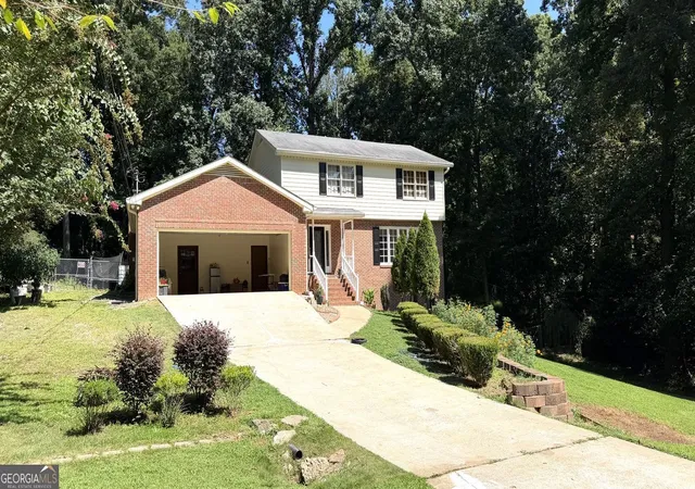 Photo 4 of Single family home for sale at 574 Hickory Hills Ct, Stone Mountain, GA 30083 | MLS# 10838772 | Listing updated on 2026-09-16