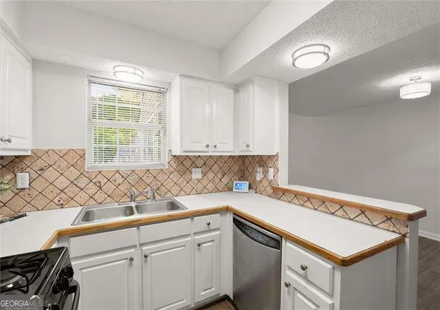 Listing Photo 5 - Condo for sale in building located at 573 Picketts Bend Ct, Marietta, GA 30008