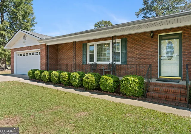 Photo 4 of Single family home for sale at 100 Heritage Dr, Warner Robins, GA 31093 | MLS# 10872367 | Listing updated on 2026-10-28