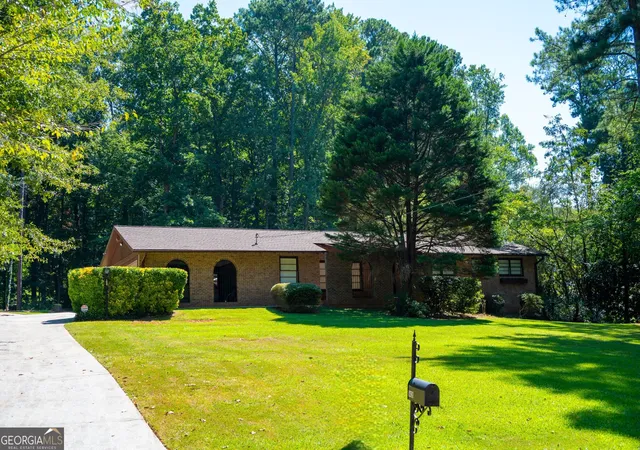 Photo 2 of Single family home for sale at 5428 Smoke Rise Dr, Stone Mountain, GA 30087 | MLS# 10831328 | Listing updated on 2026-09-25