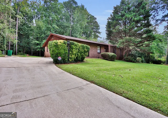 Photo 3 of Single family home for sale at 5428 Smoke Rise Dr, Stone Mountain, GA 30087 | MLS# 10831328 | Listing updated on 2026-09-25
