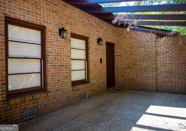 Photo 4 of Single family home for sale at 5428 Smoke Rise Dr, Stone Mountain, GA 30087 | MLS# 10831328 | Listing updated on 2026-09-25
