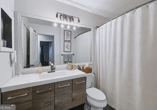 Listing Photo 2 - Condo for sale in building located at 6804 Glenridge Dr, Sandy Springs, GA 30328 - Unit #D