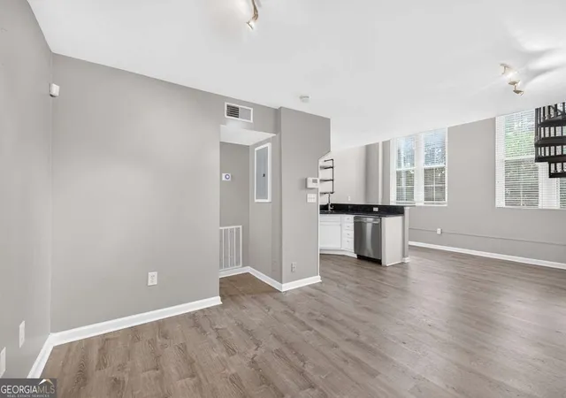Listing Photo 4 - Condo for sale in building located at 1031 State St Nw, Atlanta, GA 30318 - Unit #209