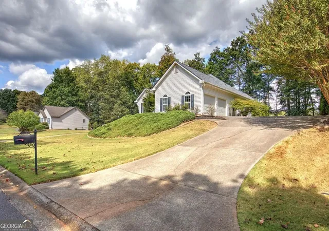 Photo 2 of Single family home for sale at 1082 Fieldstone Dr, Canton, GA 30114 | MLS# 10845313 | Listing updated on 2026-09-27