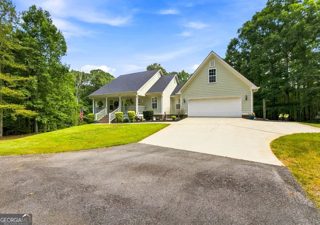 Photo 3 of Single family home for sale at 540 Davis Rd, Locust Grove, GA 30248 | MLS# 10838649 | Listing updated on 2026-09-16